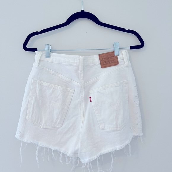 🤍 Levi’s Ribcage White Shorts 🤍 - Picture 2 of 6